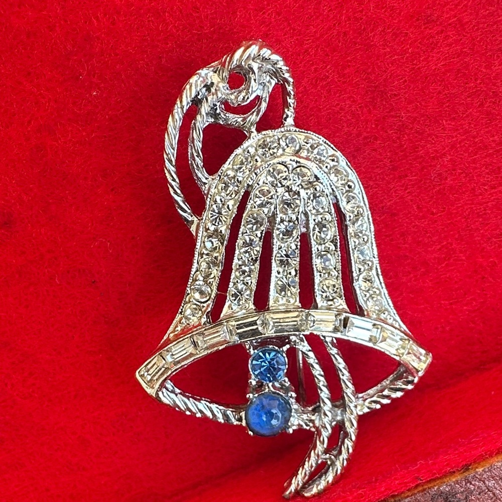 Mid century costume jewelry-brooch